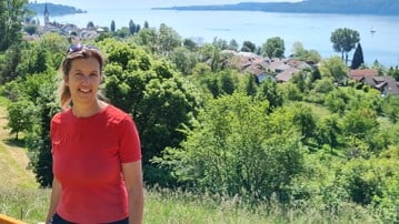 Monica Bravo Granström i naturen, en havsvik i bakgrunden.