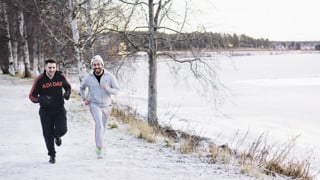 Bild på motionerande studenter