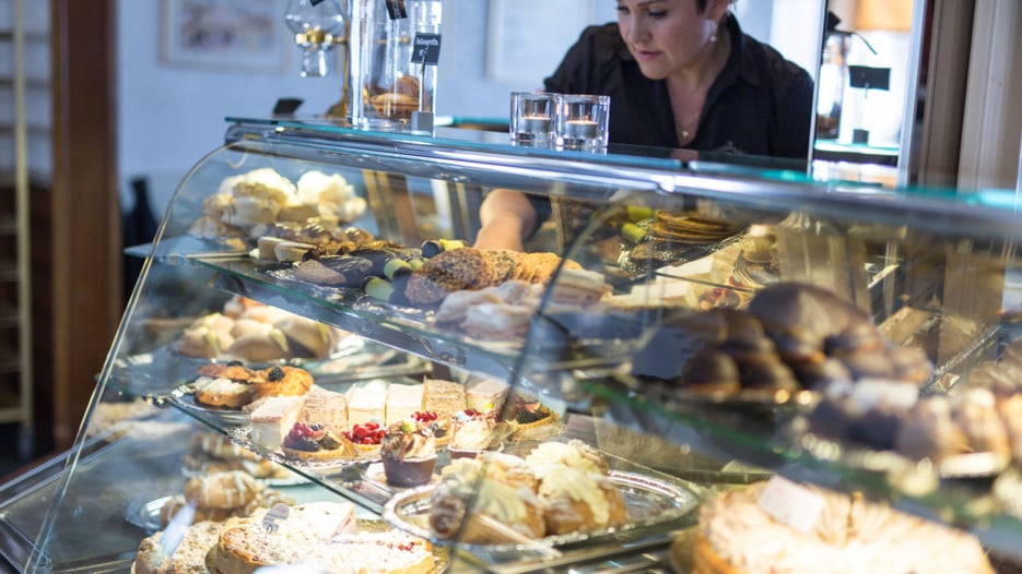 Disk med bakverk på café.