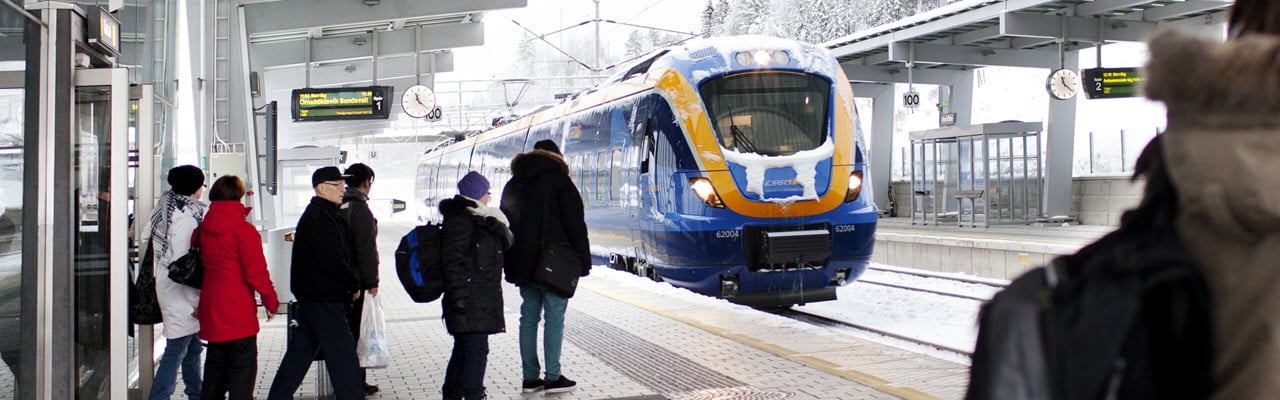 Personer väntar på tåget på Östra station i Umeå.