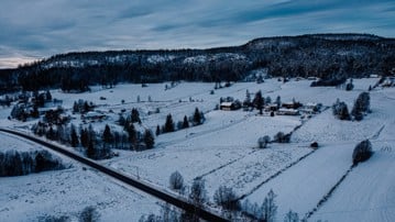 En snötäckt by i västerbotten en mulen dag