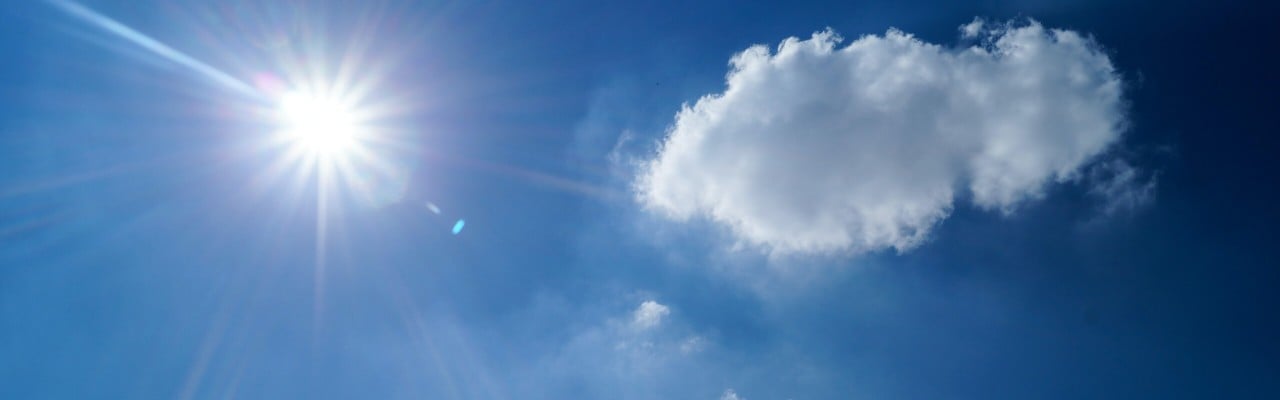 sol på blå himmel