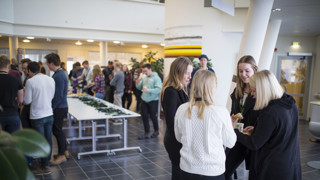 Deltagare under fikapaus vid evenemanget Räkmacka – en mötesplats för studenter och yrkesverksamma.