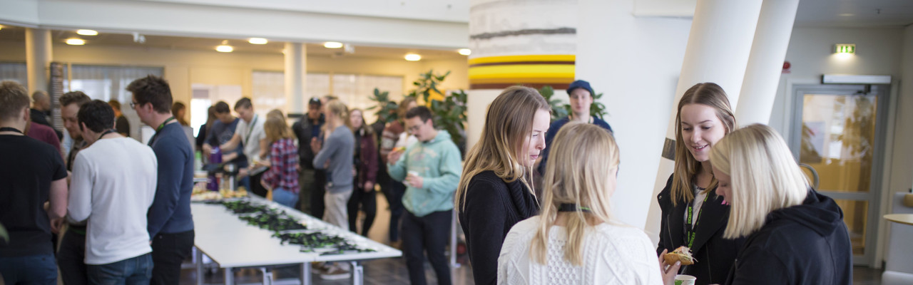 Deltagare under fikapaus vid evenemanget Räkmacka – en mötesplats för studenter och yrkesverksamma.