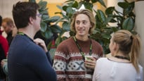 Deltagare samtalar under en fikarast vid evenemanget Räkmacka – en mötesplats för studenter och yrkesverksamma.