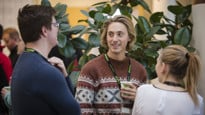 Deltagare samtalar under en fikarast vid evenemanget Räkmacka – en mötesplats för studenter och yrkesverksamma.