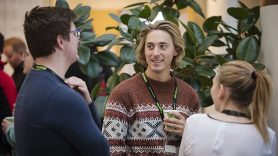 Deltagare samtalar under en fikarast vid evenemanget Räkmacka – en mötesplats för studenter och yrkesverksamma.