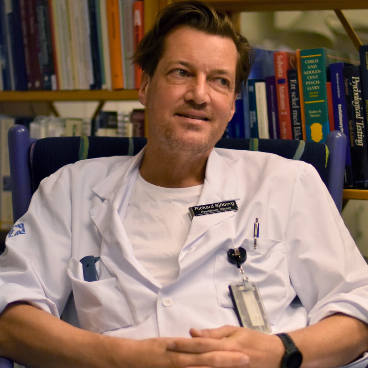 Porträtt på Rickard Sjöberg, överläkare och docent i neurokirurgi samt docent i medicinsk psykologi.