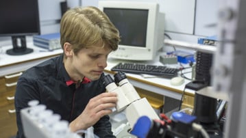 Porträtt på Kristoffer Sahlholm, universitetslektor till Institutionen för integrativ medicinsk biologi och WCMM vid Umeå universitet.