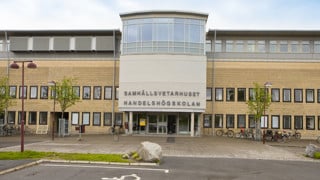 Bild på Handelshögskolans entré, Samhällsvetarhuset