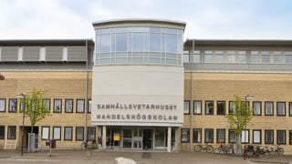 Bild på Handelshögskolans entré, Samhällsvetarhuset