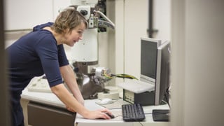 Linda Sandblad, forskarassistent vid institutionen för molekylärbiologi, Umeå universitet i sitt labb.