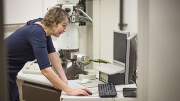 Linda Sandblad, forskarassistent vid institutionen för molekylärbiologi, Umeå universitet i sitt labb.