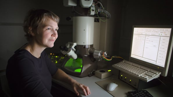 Linda Sandblad, , forskarassistent vid institutionen för molekylärbiologi, Umeå universitet framför datorn.