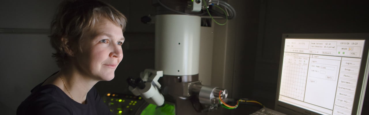 Linda Sandblad, , forskarassistent vid institutionen för molekylärbiologi, Umeå universitet framför datorn.