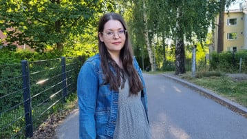 Porträttbild på Sandra Norrman utomhus