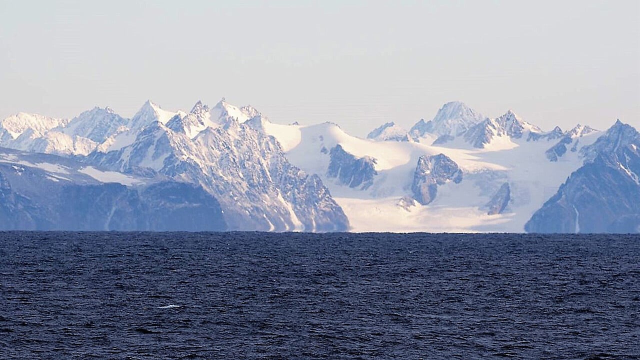 Bergen på Svalbard från havet.
