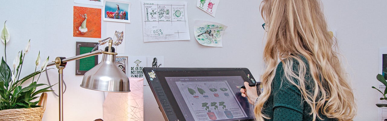Daria Chrobok, DC SciArt, working in her studio