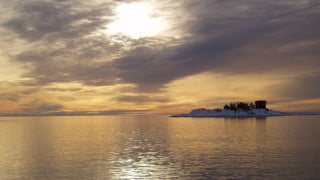 Ö med stuga under provtagningsexpedition i Skaghamnsfjärden på vintern.