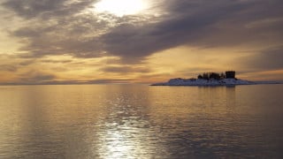 Ö med stuga under provtagningsexpedition i Skaghamnsfjärden på vintern.