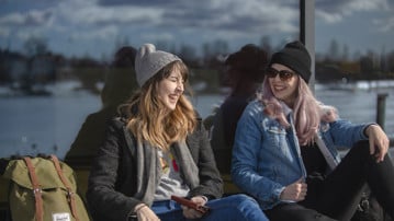 Evelinn Carlsson och Tinah Ekwall vid solvägg vid Väven.
