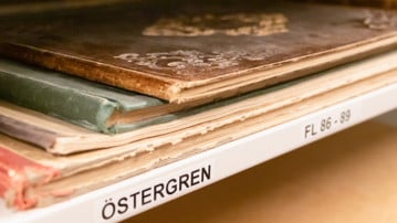 Böcker från Östergrens specialsamling i en bokhylla