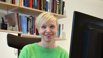 Bild på Susanne Tafvelin sittande vid dator, Anknuten som universitetslektor vid Institutionen för psykologi, Umeå universitet