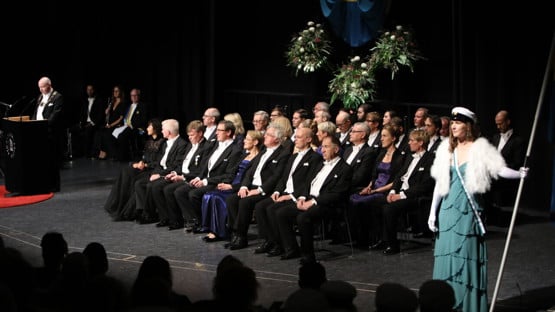 Studentmarskalkar står på scenen vid Årshögtidens ceremoni.