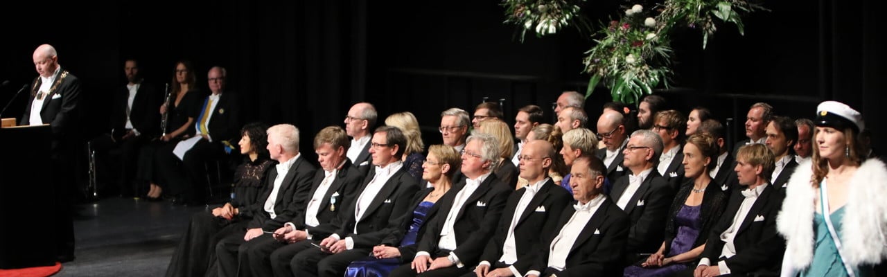 Studentmarskalkar står på scenen vid Årshögtidens ceremoni.