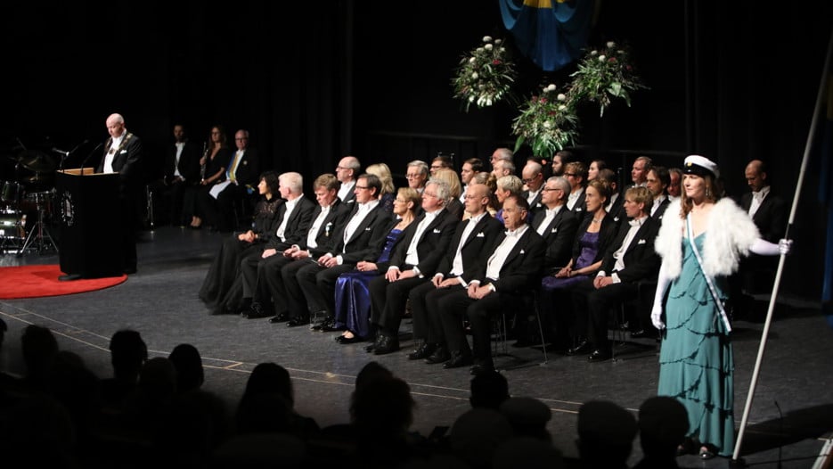 Studentmarskalkar står på scenen vid Årshögtidens ceremoni.