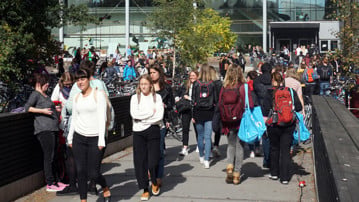 Studenter på campus