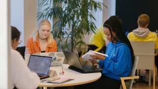 Studenter Studenter på välkomstmässan.