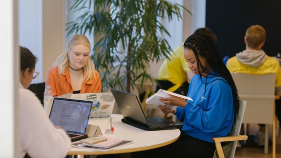 Studenter Studenter på välkomstmässan.