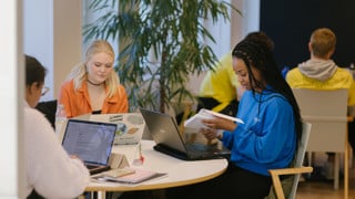 Studenter Studenter på välkomstmässan.