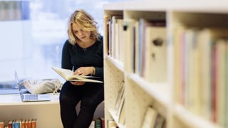 Bild på student på biblioteket