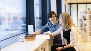 Bild på studenter på Väven
