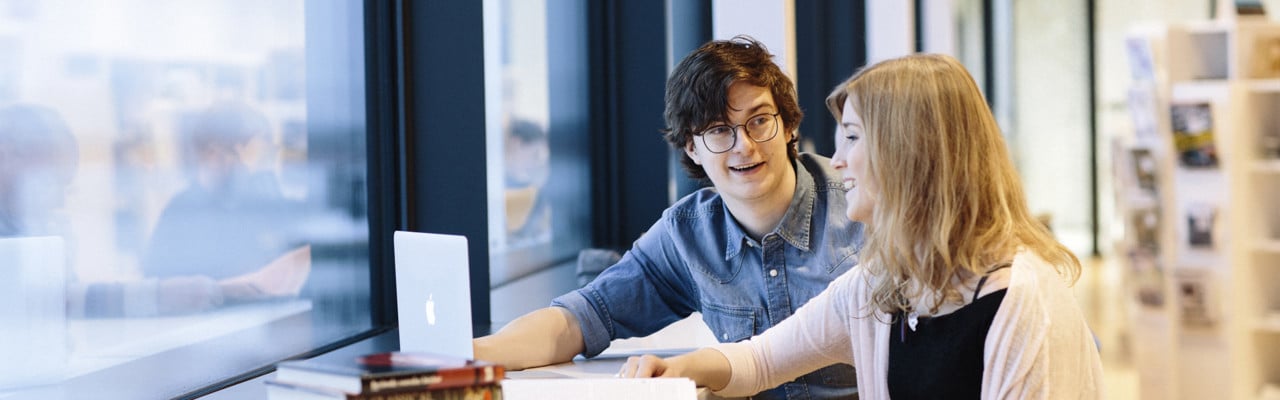 Bild på studenter på Väven