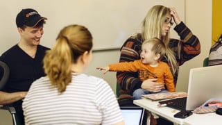 Studenter som grupparbetar på Universitetsbiblioteket.