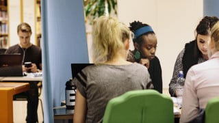 Bild på grupparbetande studenter