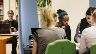 Bild på grupparbetande studenter