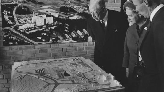 Rektor L-G Larsson visar en modell över universitetsområdet för kung Gustaf VI Adolf och prinsessan Sibylla, vid universitetets invigning 1965.