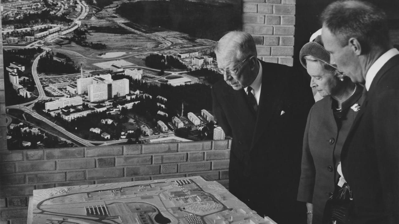 Rektor L-G Larsson visar en modell över universitetsområdet för kung Gustaf VI Adolf och prinsessan Sibylla, vid universitetets invigning 1965.