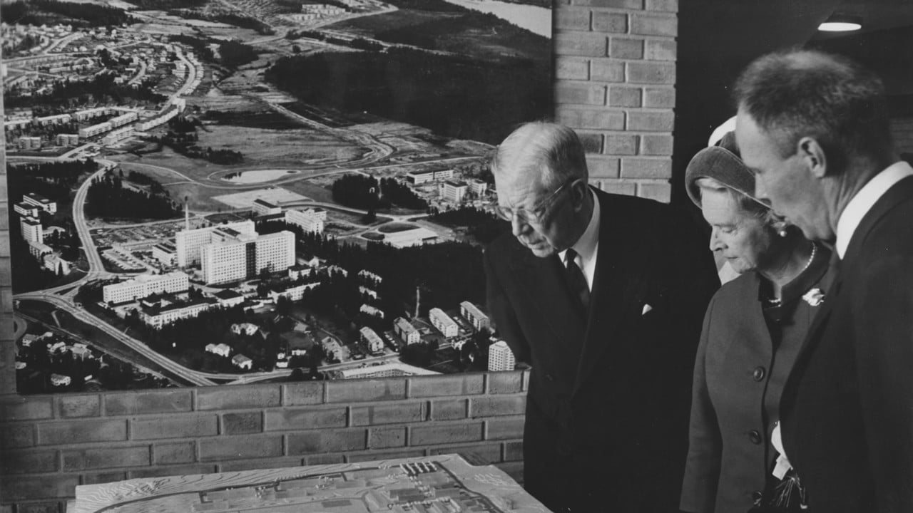 Rektor L-G Larsson visar en modell över universitetsområdet för kung Gustaf VI Adolf och prinsessan Sibylla, vid universitetets invigning 1965.