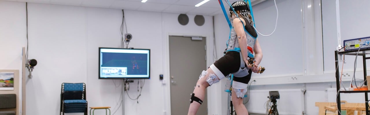 Person med mätutrustning i U-Motion Lab