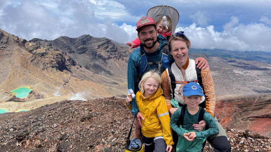 Nina Dahle med familj på vandring i Tongariro.
