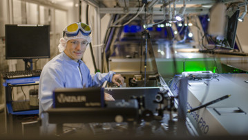 László Veisz i laboratoriet i skyddskläder.