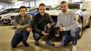 Tre personer med Holo-lens glasögon och drönare vid polisbil i ett garage. Det är universitetslektor Juan Carlos Nieves Sanchez samt Jonas Hansson och Anders Schogster från enheten från polisutbildningen.