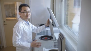 Porträtt på Yaowen Wu, professor i biokemi med inriktning mot syntetisk proteinkemi, vid Kemiska institutionen.