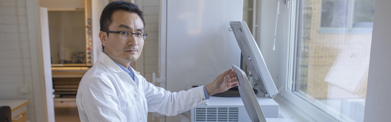 Porträtt på Yaowen Wu, professor i biokemi med inriktning mot syntetisk proteinkemi, vid Kemiska institutionen.