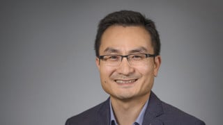 Porträtt på Yaowen Wu, professor i biokemi med inriktning mot syntetisk proteinkemi, vid Kemiska institutionen.